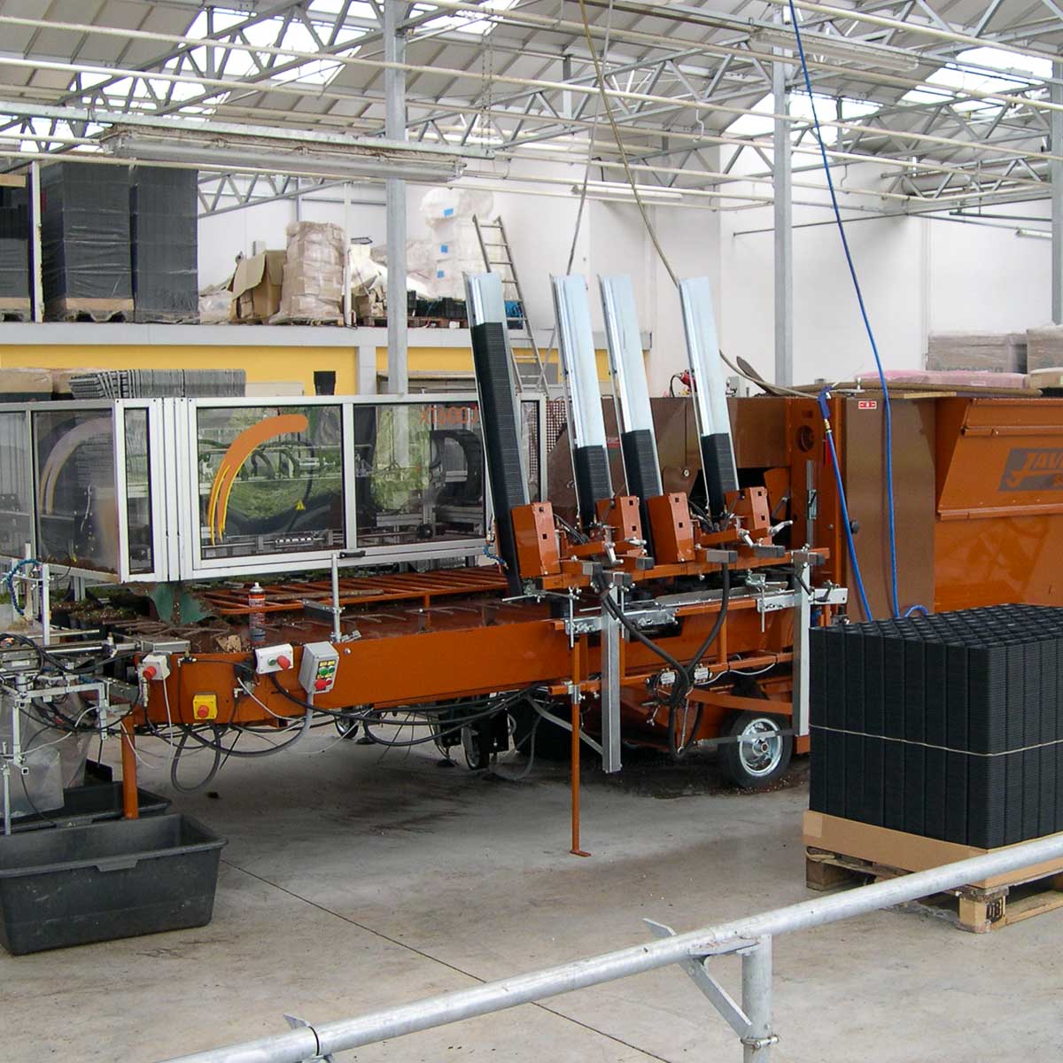 Betriebsansicht Helix Pflanzen GmbH / Müller Gartenbau KG - Topfmaschine und Pikierroboter